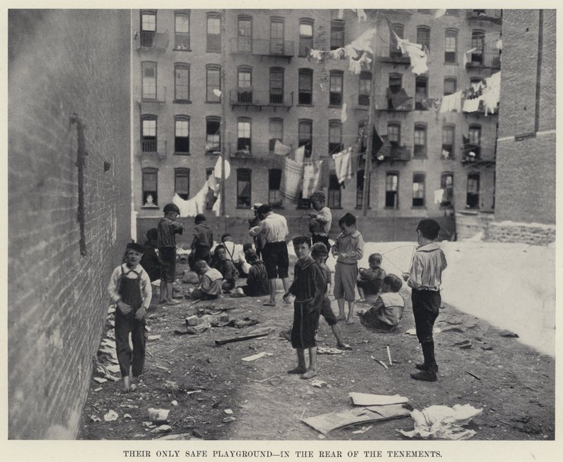 Ihr einziger sicherer Spielplatz, hinter den Mietskasernen von American Photographer