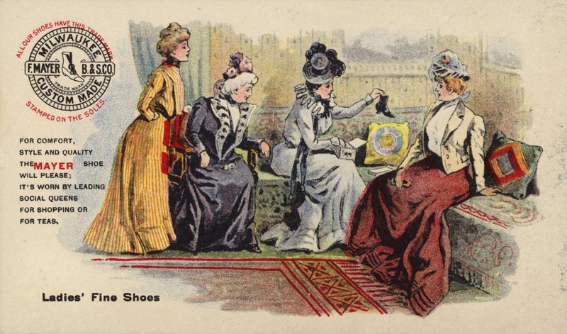 Damen sitzen auf Sofa und bewundern Stiefel von American School