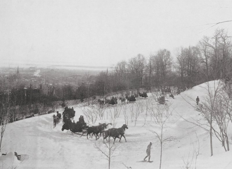 Tandem-Club fährt auf dem Berg (s/w Foto) von Canadian Photographer