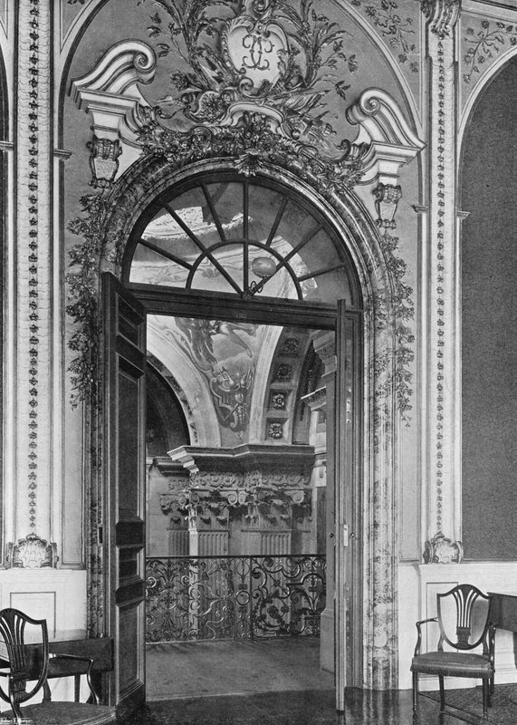 Der Hohe Salon und die Wölbung der Halle von Charles Latham