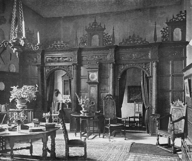 Der Bildschirm in der Halle von Charles Latham