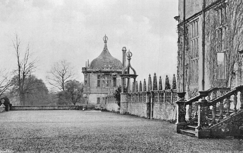 Die Terrasse zwischen Vorhof und Privatem Garten von Charles Latham