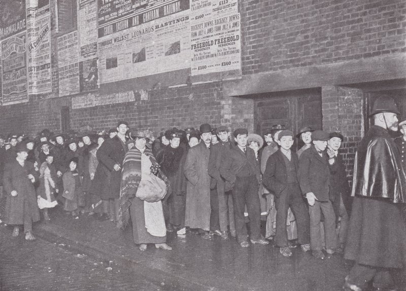 An der Galerietür des Standard Theatre, Shoreditch von English Photographer
