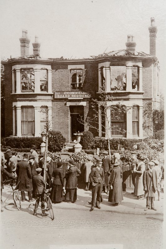 Pension an der Cromwell Road, beschädigt bei einem Zeppelinangriff auf Southend, Essex von English Photographer