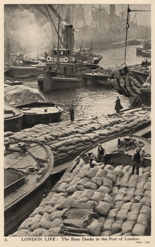 Boote und Lastkähne in den geschäftigen Docks des Hafens von London (s/w Foto) von English Photographer