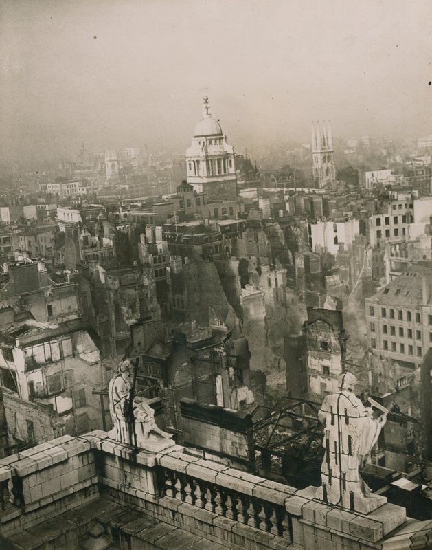 Bombenschäden vom Dach der St. Pauls Kathedrale von English Photographer