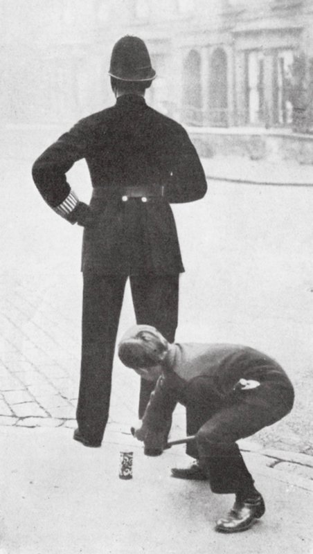 Junge spielt einem Polizisten einen Streich von English Photographer