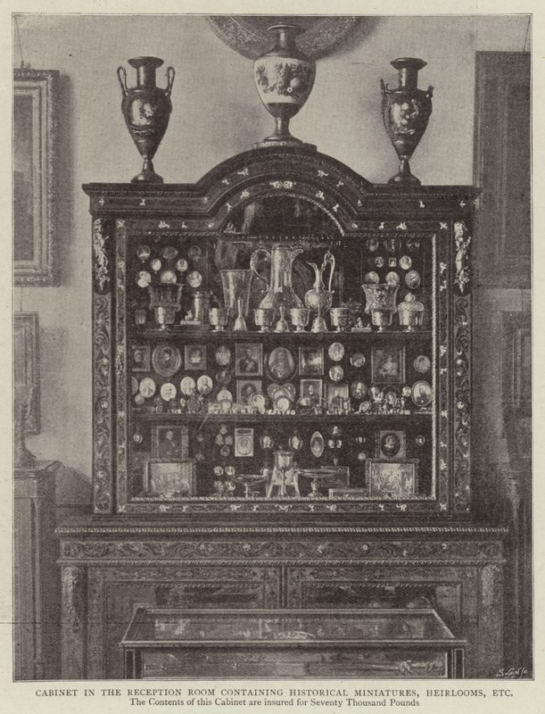 Schrank im Empfangsraum mit historischen Miniaturen, Erbstücken usw. von English Photographer