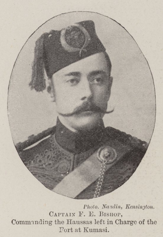 Kapitän F. E. Bishop, Kommandant der Haussas, die im Fort in Kumasi zurückgelassen wurden von English Photographer
