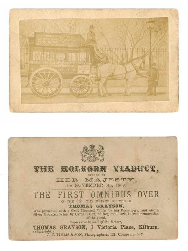 Karte (Vorder- und Rückseite) zur Erinnerung an den ersten Omnibus, der über das Holborn Viadukt fuhr, 6. November 1869 von English Photographer