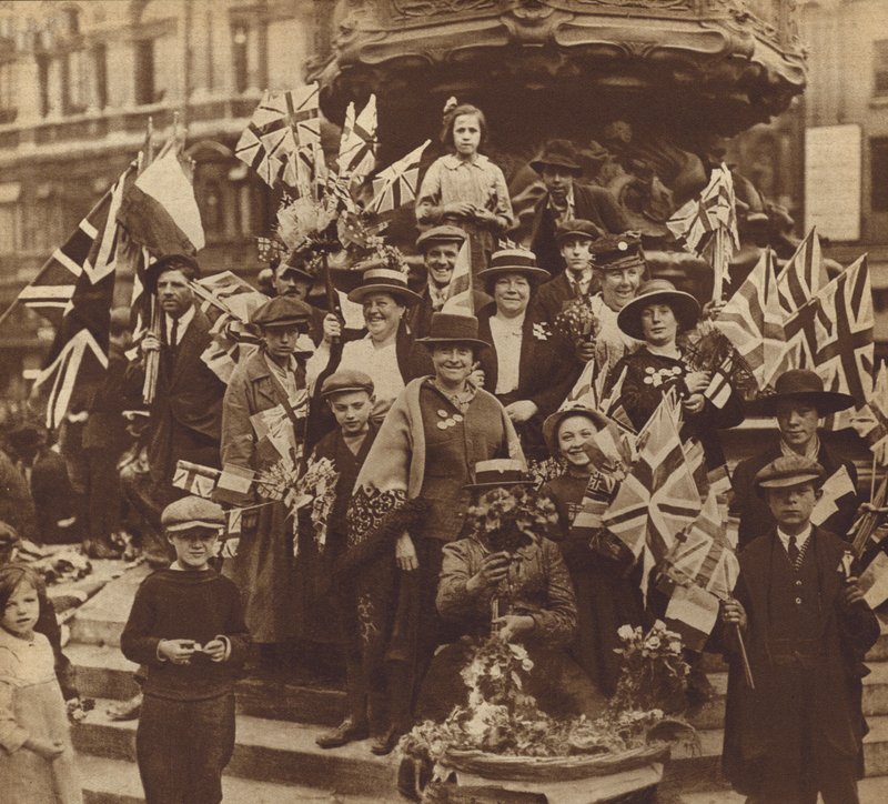Feiern des Sieges im Ersten Weltkrieg am Piccadilly Circus, London von English Photographer