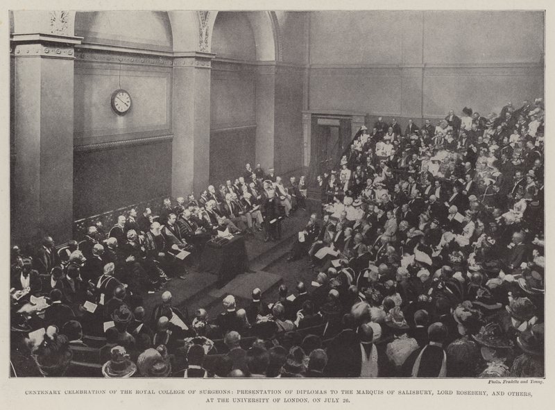 Hundertjahrfeier des Royal College of Surgeons, Verleihung von Diplomen an den Marquis von Salisbury, Lord Rosebery und andere an der Universität von London am 26. Juli von English Photographer
