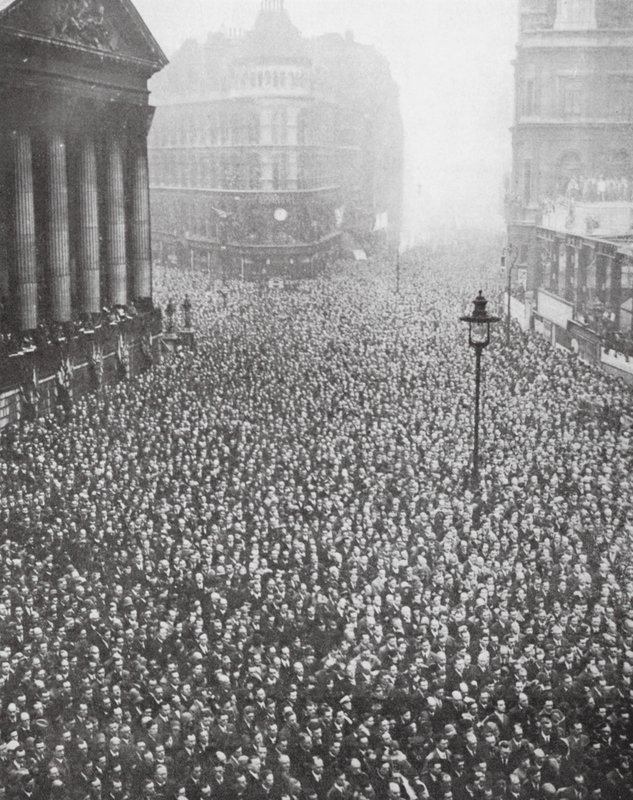 Menschenmengen auf der Straße vor dem Mansion House, City of London von English Photographer