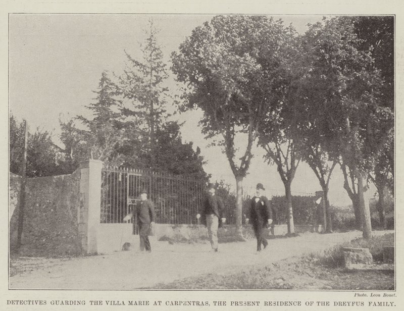 Detektive bewachen die Villa Marie in Carpentras, den derzeitigen Wohnsitz der Familie Dreyfus von English Photographer