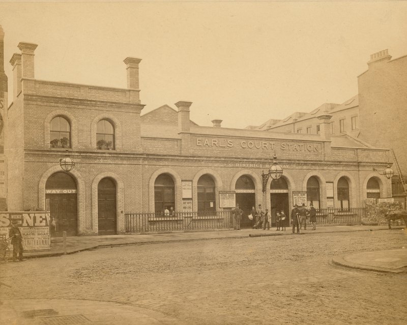 Earls Court Station - Eingang Earls Court Road; Fotografie von C Latham, 1878 von English Photographer