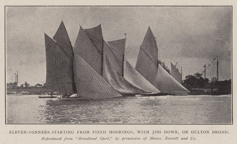 Elf-Tonner starten von festen Liegeplätzen, mit heruntergelassenen Vorsegeln, auf dem Oulton Broad von English Photographer
