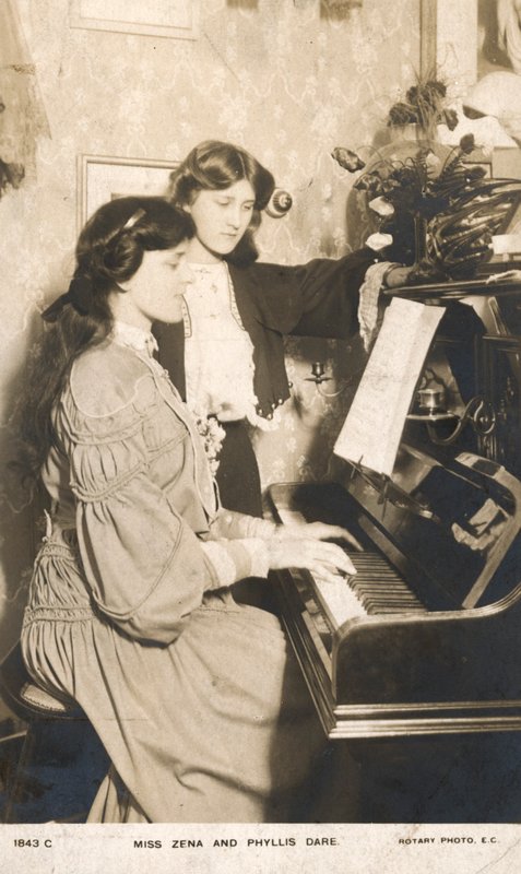 Englische Bühnenschauspielerinnen und Sängerinnen, Zena Dare und ihre Schwester Phyllis Dare von English Photographer