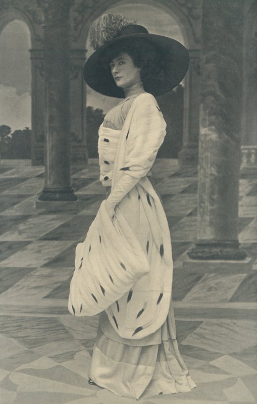 Hermelinumhang mit Hermelin auf beiden Seiten und passendem großen Muff, auch in Eichhörnchen von English Photographer