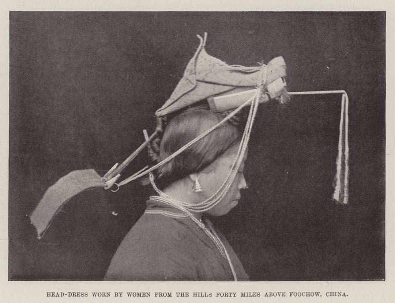 Kopfschmuck, getragen von Frauen aus den Hügeln vierzig Meilen oberhalb von Foochow, China von English Photographer