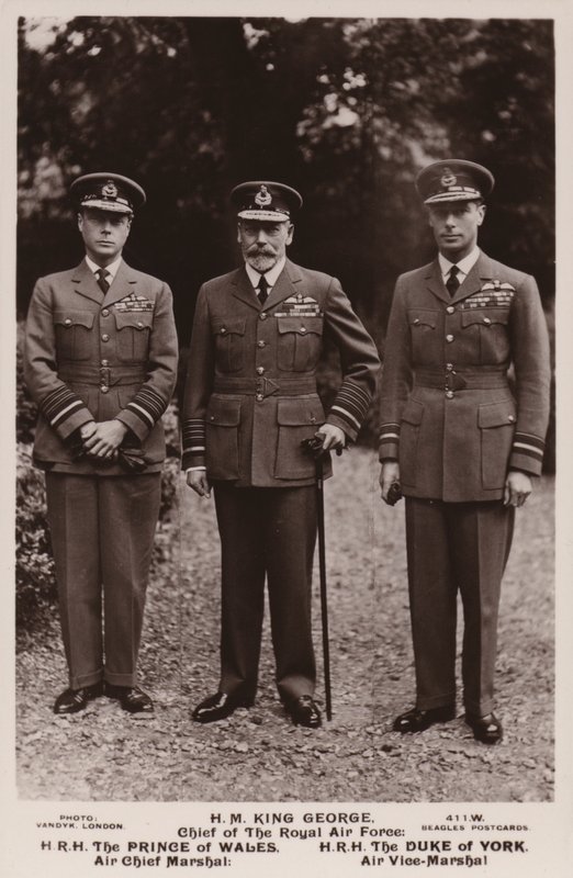 König Georg V., der Prinz von Wales und der Herzog von York in Luftwaffenuniform von English Photographer