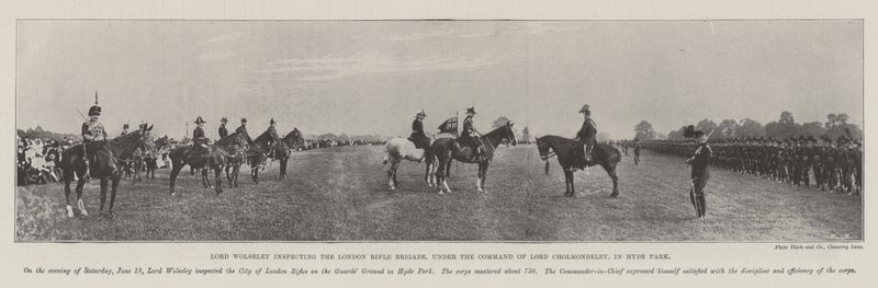 Lord Wolseley inspiziert die London Rifle Brigade, unter dem Kommando von Lord Cholmondeley, im Hyde Park von English Photographer
