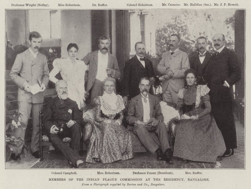 Mitglieder der indischen Pestkommission in der Residenz, Bangalore von English Photographer