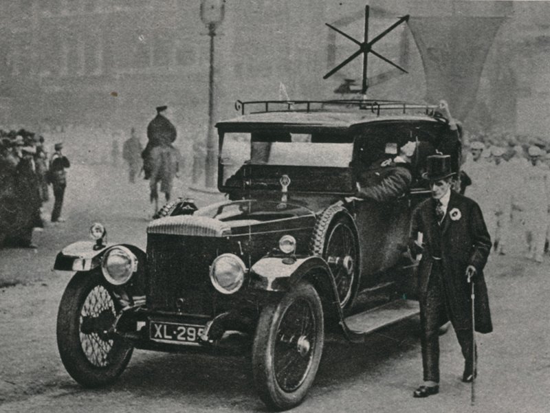 Auto mit Radioempfangsgerät und einer Rahmenantenne auf dem Dach des Autos von English Photographer