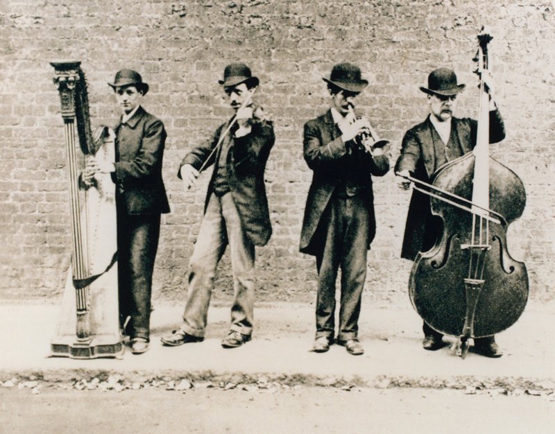 Musiker in Greenwich im Jahr 1884 von English Photographer