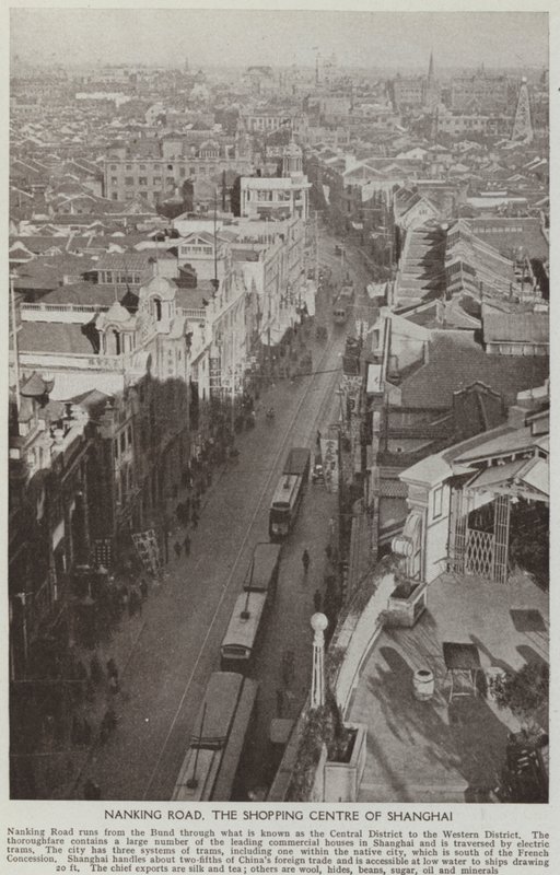 Nanking Road, das Einkaufszentrum von Shanghai von English Photographer
