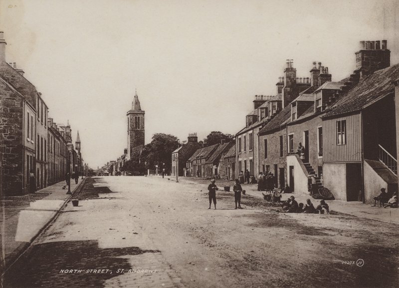 North Street, St Andrews von English Photographer