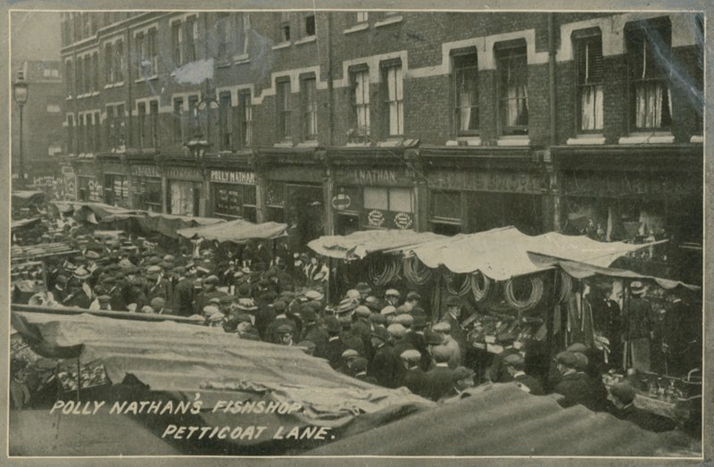 Polly Nathans Fischladen, Petticoat Lane, London von English Photographer