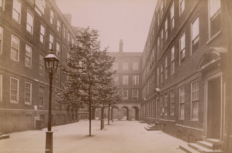 Postkarte mit dem Pump Court im Middle Temple von English Photographer