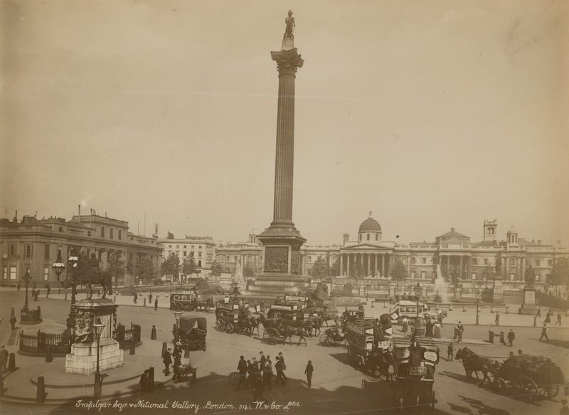 Postkarte mit einem Bild des Trafalgar Square von English Photographer
