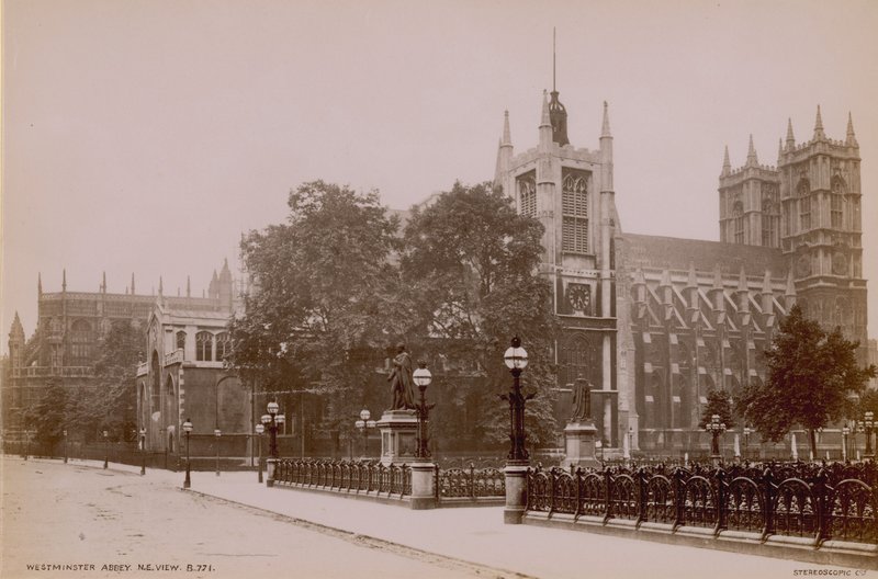 Postkarte mit einem Bild der nordöstlichen Ansicht der Westminster Abbey von English Photographer