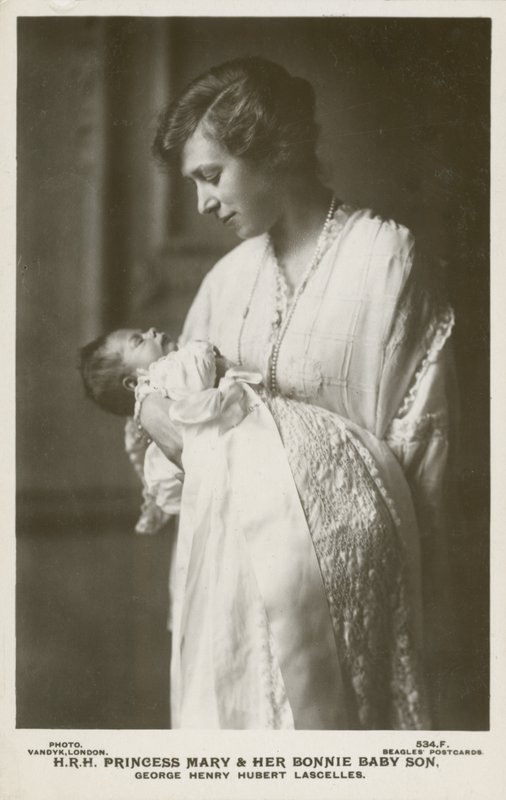 Prinzessin Mary, Viscountess Lascelles, mit ihrem ältesten Sohn George von English Photographer