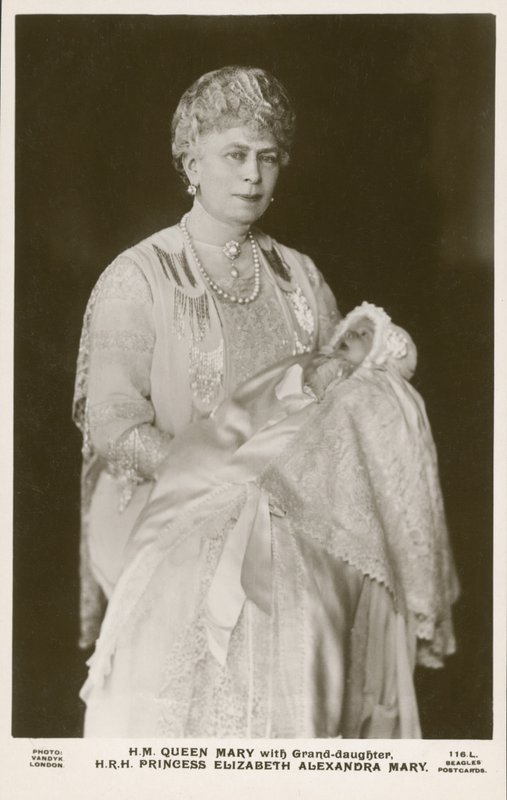 Königin Mary, Gemahlin von König George V., mit ihrer Enkelin, Prinzessin Elizabeth von English Photographer