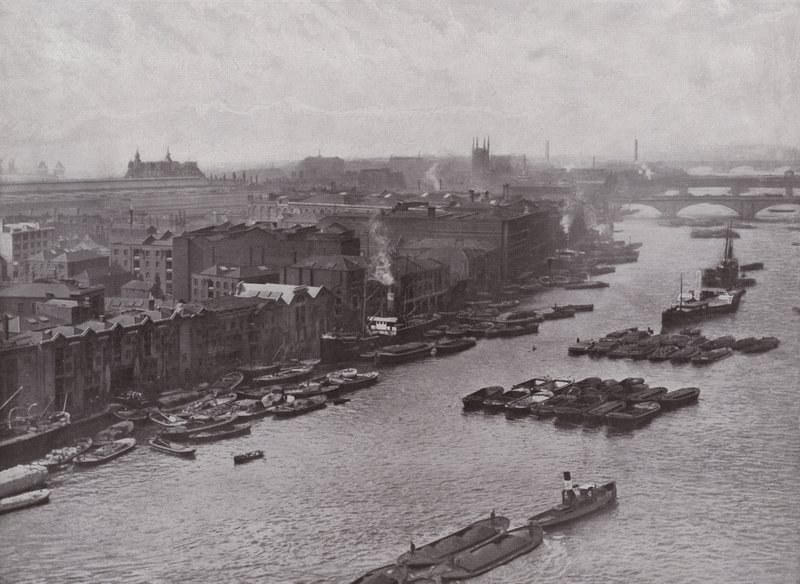 Südliches Ufer der Themse, von der Tower Bridge von English Photographer