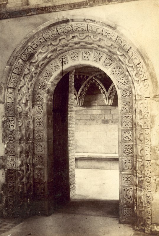 St Albans Abbey, Normannisches Tor (s/w Foto) von English Photographer