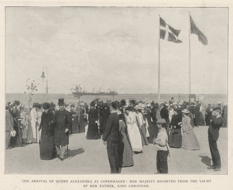 Die Ankunft von Königin Alexandra in Kopenhagen, Ihre Majestät wird von ihrem Vater, König Christian, vom Yacht begleitet von English Photographer