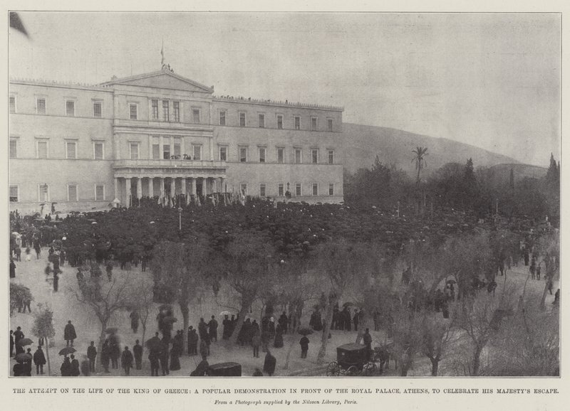 Der Anschlag auf das Leben des Königs von Griechenland, eine Volksdemonstration vor dem Königspalast in Athen zur Feier der Flucht Seiner Majestät von English Photographer