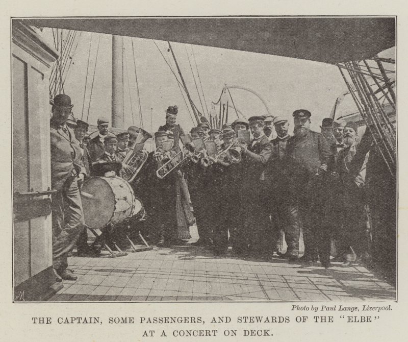 Der Kapitän, einige Passagiere und Stewards der Elbe bei einem Konzert an Deck von English Photographer