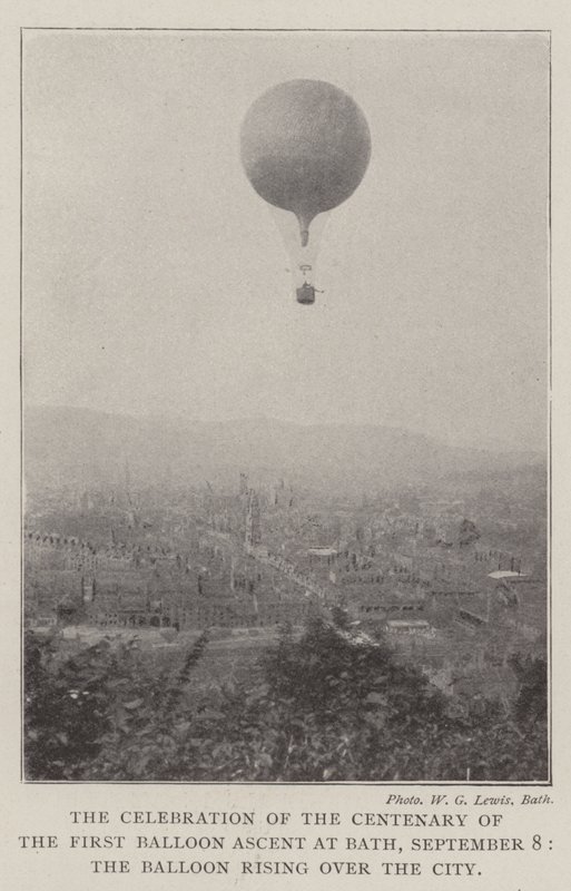 Die Feier des hundertjährigen Jubiläums des ersten Ballonaufstiegs in Bath, 8. September, der Ballon steigt über die Stadt auf von English Photographer