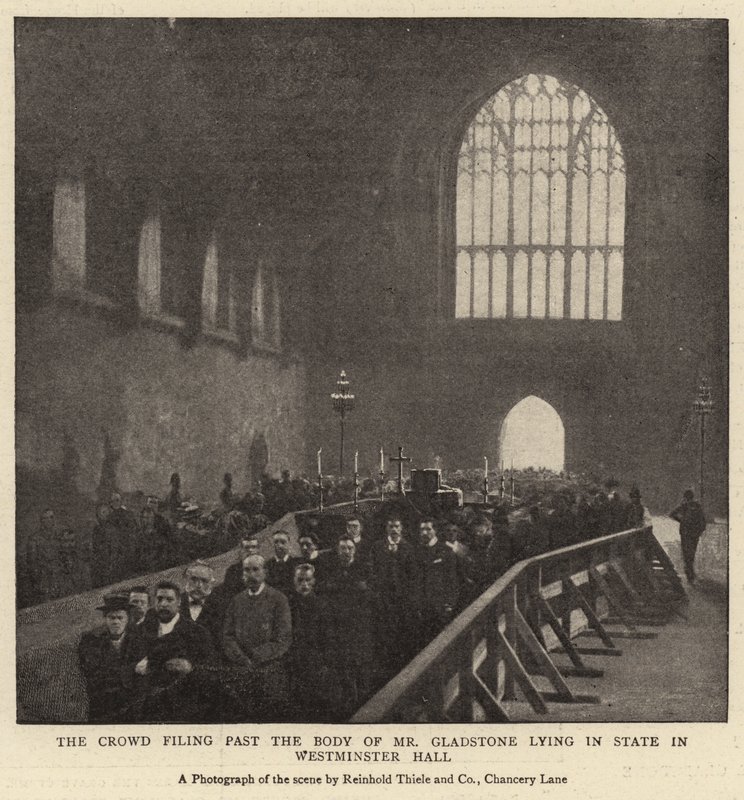 Die Menge, die am aufgebahrten Körper von Mr. Gladstone in der Westminster Hall vorbeizieht von English Photographer