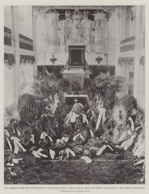Die Beerdigung des verstorbenen Prinzen Alfred von Sachsen-Coburg-Gotha, Blumenschmuck um die Bahre in der Kirche des Schlosses Friedenstein von English Photographer