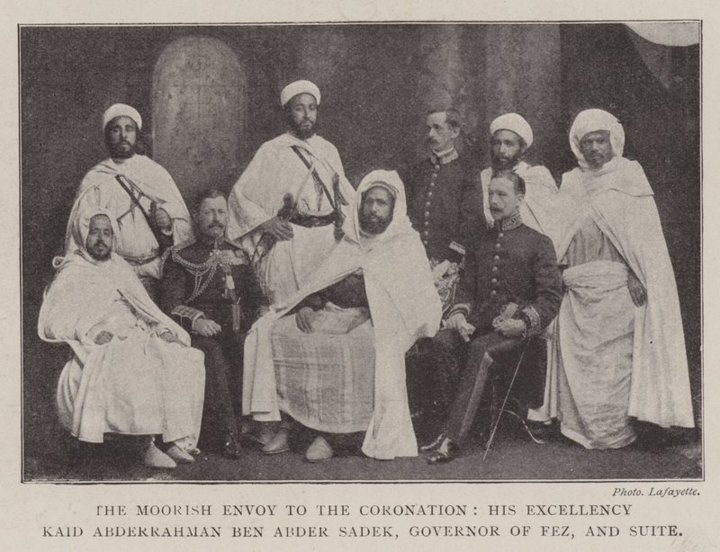 Der maurische Gesandte zur Krönung, Seine Exzellenz Kaid Abderrahman ben Abder Sadek, Gouverneur von Fès, und Suite von English Photographer