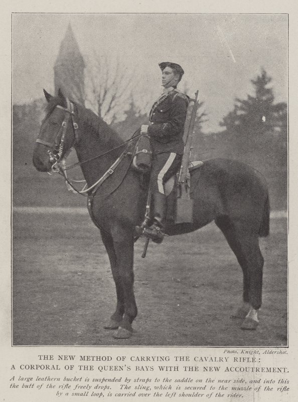 Die neue Methode, das Kavalleriegewehr zu tragen, ein Korporal der Queens Bays mit der neuen Ausrüstung von English Photographer