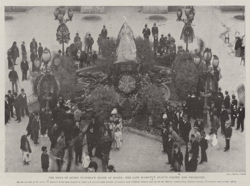Die Nachricht vom Tod Königin Victorias in Malta, die Statue Ihrer verstorbenen Majestät verhüllt und geschmückt von English Photographer