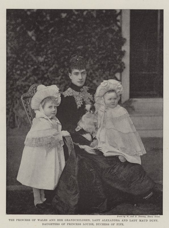 Die Prinzessin von Wales und ihre Enkelinnen, Lady Alexandria und Lady Maud Duff, Töchter von Prinzessin Louise, Herzogin von Fife von English Photographer