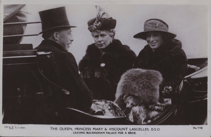 Die Königin, Prinzessin Mary und Viscount Lascelles, DSO von English Photographer