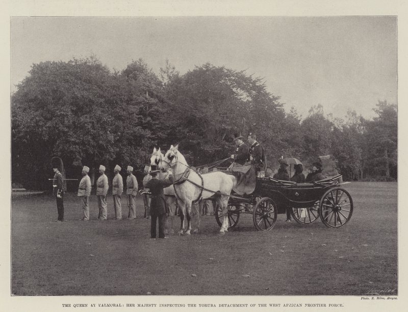 Die Königin in Balmoral, Ihre Majestät inspiziert die Yoruba-Abteilung der Westafrikanischen Grenztruppe von English Photographer